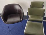 trois chaises placées les unes à côté des autres dans une pièce