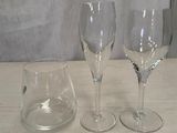 trois verres à vin posés sur une table l'un à côté de l'autre