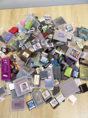 un tas de vieilles cartouches de jeux vidéo par terre