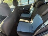 l'intérieur d'une voiture dont les sièges avant sont rabattus