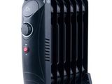 un radiateur à huile noir posé sur un fond blanc