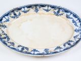 une assiette bleue et blanche posée sur une table blanche