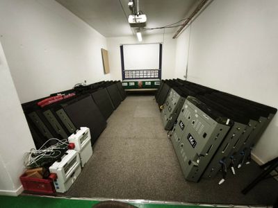 une pièce contenant tout un tas d'appareils électroniques