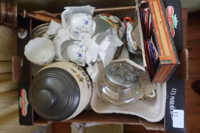 une boîte remplie d'objets assortis posée sur une table