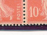 un gros plan d'un timbre représentant deux femmes