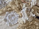 beaucoup de dentelles sur un couvre-lit étalé sur le lit