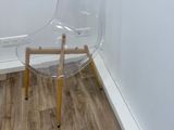 une chaise transparente dans un coin de la pièce