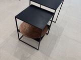 deux tables posées à même le sol dans la pièce