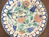 l'image d'une assiette décorative ornée de fleurs