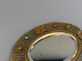 un miroir posé sur une table