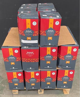 Plusieurs caisses de bière sont empilées sur une palette
