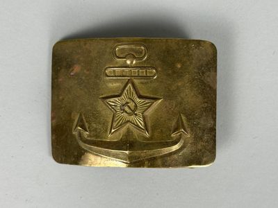 une vieille boucle de ceinture en laiton ornée d'une étoile et d'une ancre