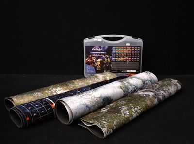 trois rouleaux de papier posés les uns à côté des autres sur une table