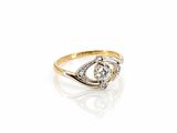 une image d'une bague en or et diamants sur fond blanc