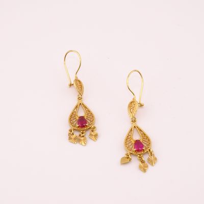 une paire de boucles d'oreilles en or et rubis