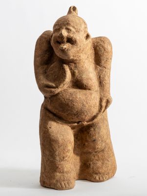 l'image d'une statue d'un homme tenant un bébé dans ses bras