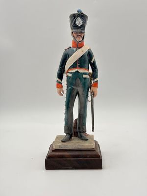 figurine représentant un soldat en uniforme, muni d'une épée