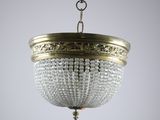 un lustre en laiton et en cristal suspendu au plafond