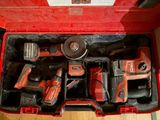 une caisse à outils rouge avec des outils sur une table