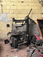 Un démonte-pneus électromécanique de marque MULLER BEM, à co…