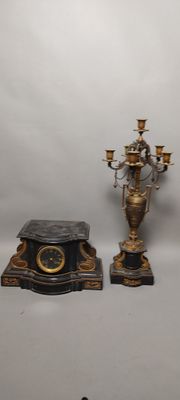 deux types d'horloges exposées sur un fond blanc