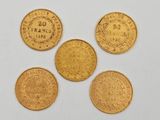 cinq pièces d'or sur lesquelles sont gravés les noms des pays