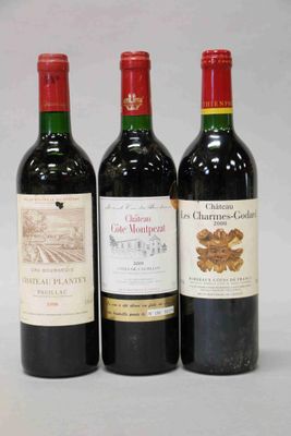 trois bouteilles de vin posées l'une à côté de l'autre sur une table