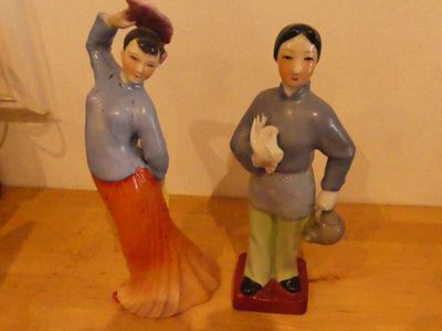 CHINE - XXe siècle Deux sujets en porcelaine émaillée représ…