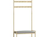 un porte-manteaux en bois avec un banc en dessous, sur fond blanc