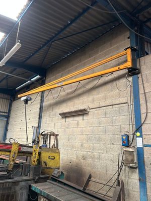 une grande machine installée dans un bâtiment