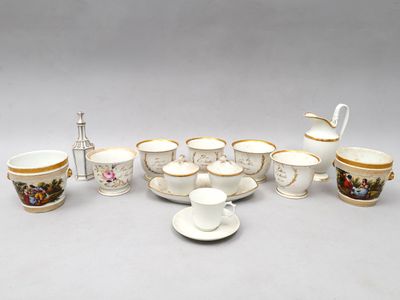 un assortiment de tasses et soucoupes en porcelaine pour le thé et le café
