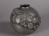 un vase en argent orné d'un bouquet de fleurs
