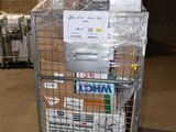un chariot contenant de nombreux cartons dans un entrepôt