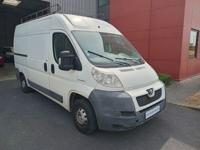une camionnette blanche garée devant un bâtiment