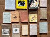 des livres posés sur une table en bois, aux couvertures variées