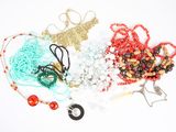 de nombreuses perles de différentes couleurs sur un fond blanc