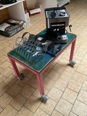 une table sur laquelle est posée une cafetière