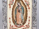 un cadre en argent orné d'une image de la Vierge de Guadalupe