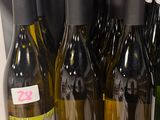 des bouteilles de vin sont alignées sur une étagère dans un magasin