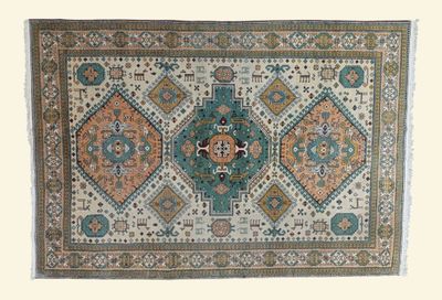 une image représentant un tapis sur fond blanc, orné d'un motif bleu et orange