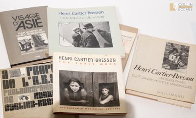 plusieurs livres sont empilés sur une table