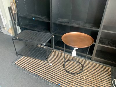 deux tables et une table sur laquelle est posé un plateau