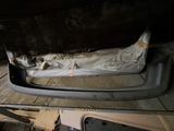 une photo de l'intérieur d'une voiture avec la portière ouverte