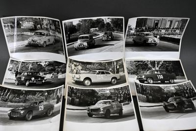 plusieurs photographies en noir et blanc de voitures anciennes présentées dans un livre