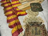 de nombreux morceaux de tissu posés par terre à côté d'une chaise