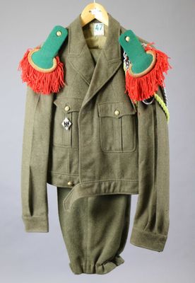 an army uniform with a green jacket and red feathers on it