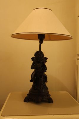 une lampe posée sur une table dans une pièce