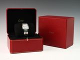 une image représentant une boîte rouge contenant une montre