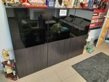 un aquarium au milieu d'une pièce où se trouve un tapis
