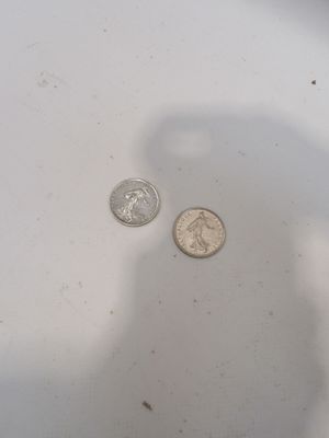 Quelqu'un prend une photo d'une pièce et d'une autre pièce posées sur une table